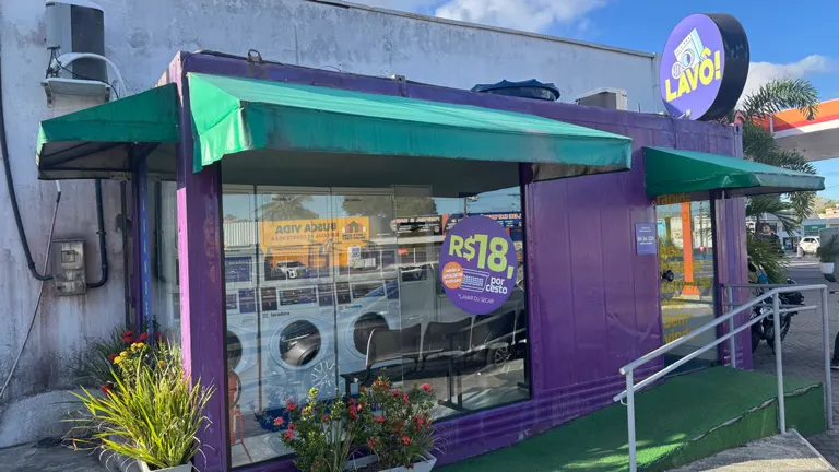 Fachada da Lavô Busca Vida no Posto Atlântico, na Estrada do Coco, com a entrada e as máquinas visíveis pela vitrine