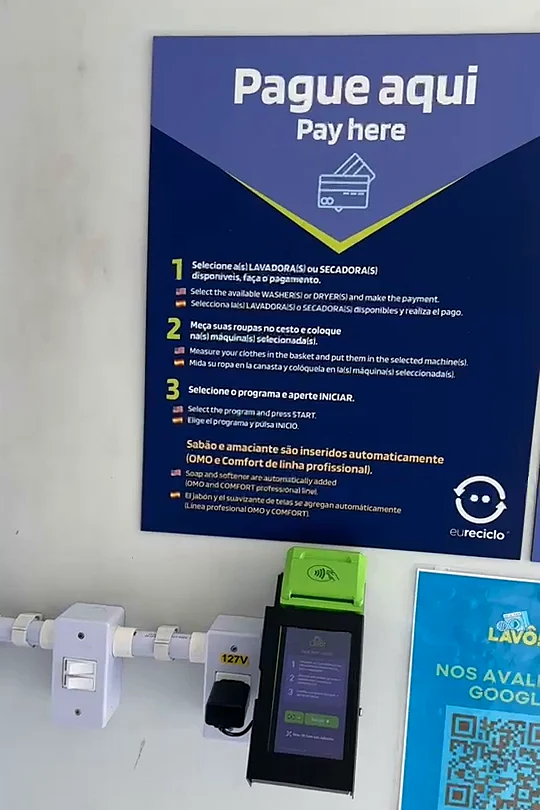 Ponto de pagamento da Lavô Busca Vida: cartaz Pague aqui com o passo a passo e a maquininha logo abaixo